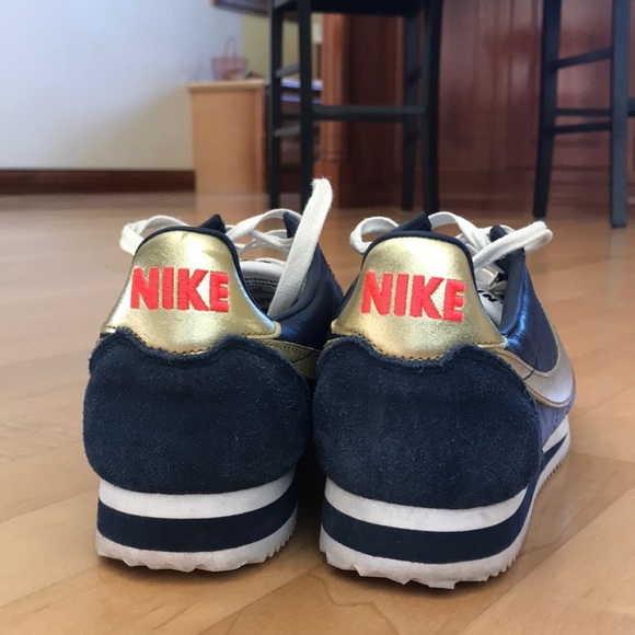 Barely worn nikes!!! - Picture 3 of 4